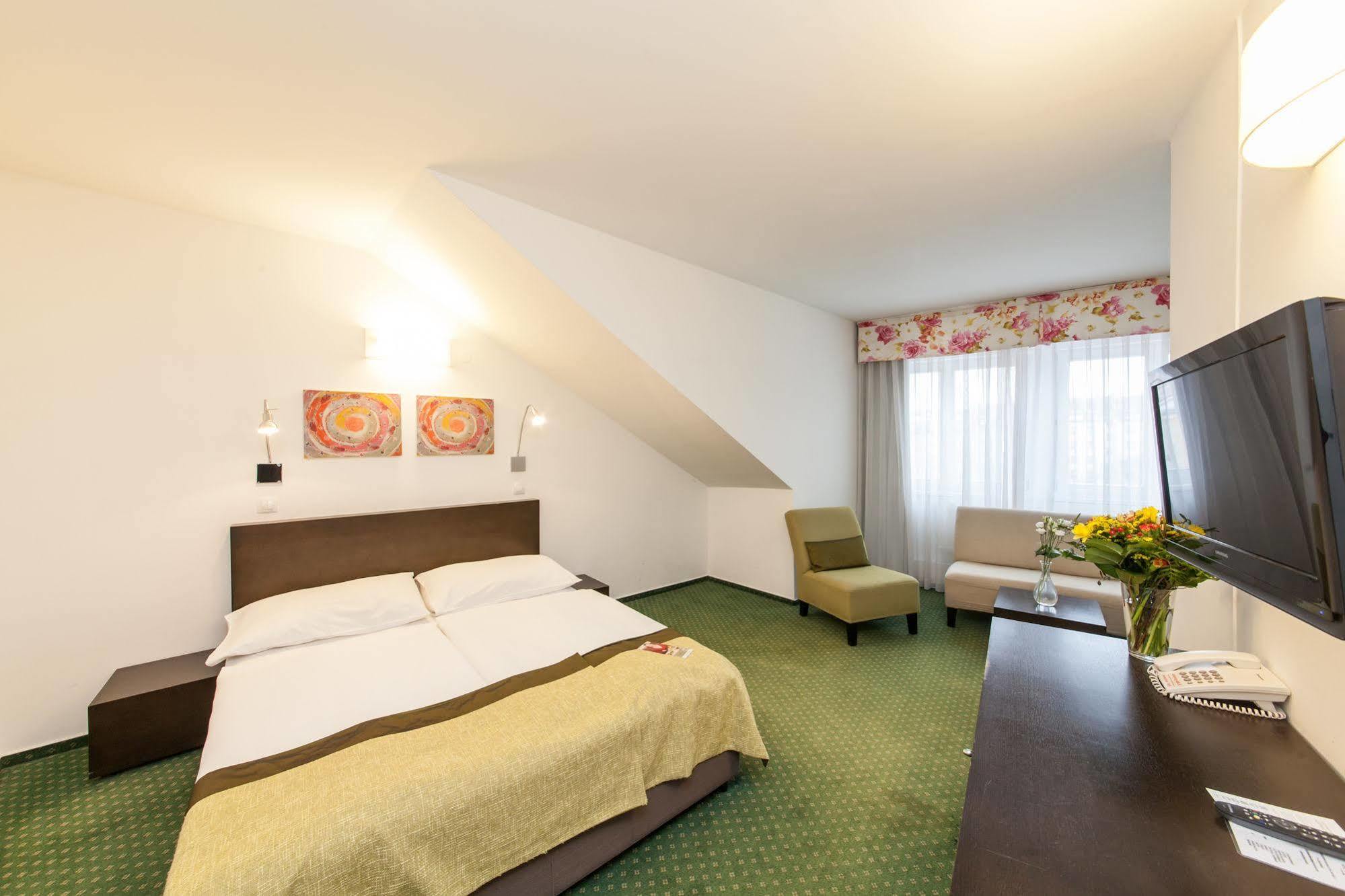 Hotel Vitkov Прага Екстериор снимка
